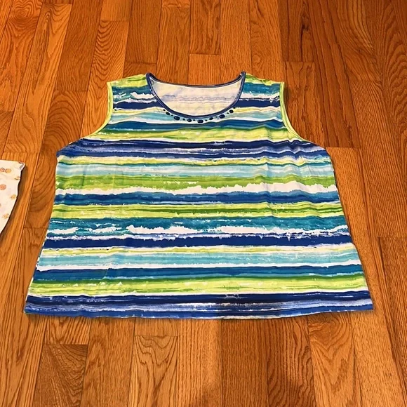 Bundle of two tops One is New and the other in great condition - Picture 8 of 9